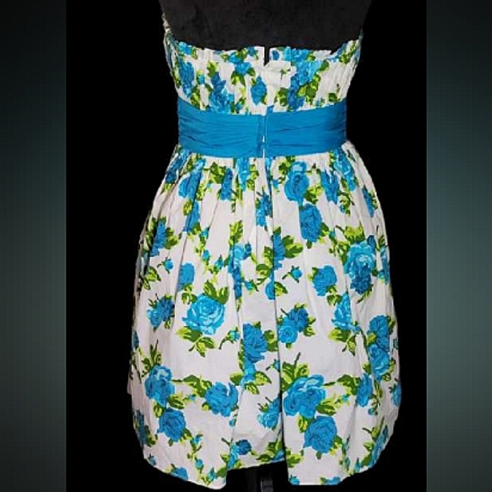 BETSEY JOHNSON Women's White / Blue Floral Strapless Fit & Flare Dress. Size 6 - Picture 2 of 8